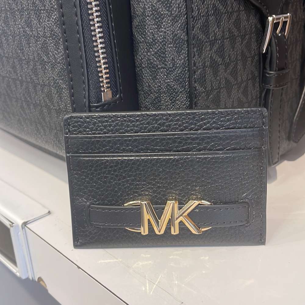 MICHAEL KORS
Reed Large Pebbled Leather Card Holder Case Wallet
COLOR: BLACK
NWT - Picture 13 of 16